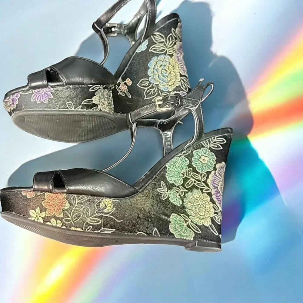 Guess woman's size 8 High heeled sandles